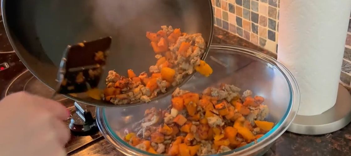Cină bogată în proteine, gata în 25 de minute / Rețeta simplă cu carne de curcan, cartofi dulci și ciuperci