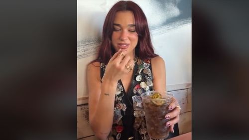 Dua Lipa împarte internetul în două, după ce a „creat” o băutură nesănătoasă alcătuită din Diet Coke, murături și sos jalapeno