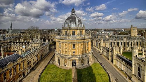 Profesorii de la Oxford au băut până în 2015 dintr-un potir confecționat din craniu uman, dezvăluie o carte