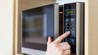 Alimentele încălzite la microunde pot cauza cancer? Ce arată datele științifice