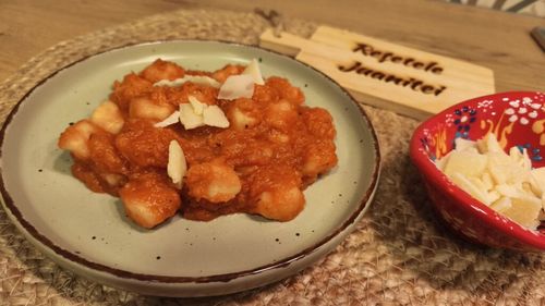 VIDEO | Rețetele Juanitei | Paste cu sos de dovleac, roșii, smântână și parmezan - ușor de gătit și cu gust de toamnă târzie