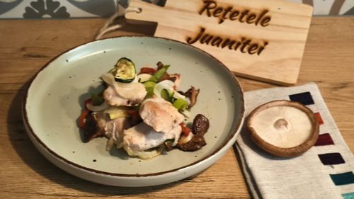 FOTO | Rețetele Juanitei | Curcan cu legume, totul gătit în același timp, la friteuză/ Un preparat sănătos și plin de savoare, pentru care nu e nevoie să aprinzi aragazul