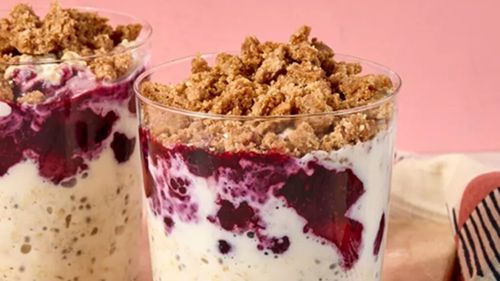 Un mic dejun cu gust de desert / Overnight oats cu crumble de fructe de pădure, o combinație sățioasă și gustoasă