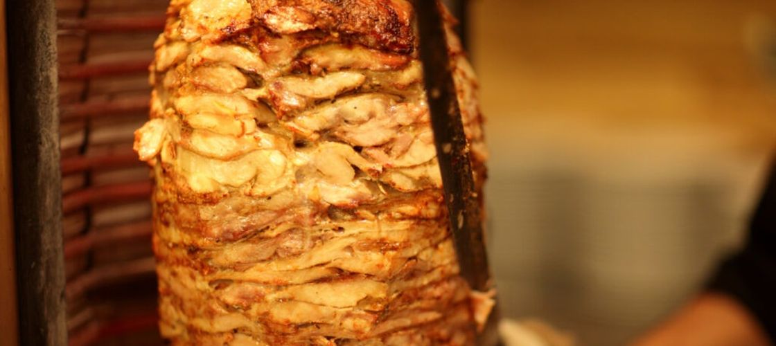 De ce mănâncă ieșenii peste 10.000 de shaorma zilnic / Proprietar lanț de fast-food: „Diferența nu e la carne, ci la ingrediente”