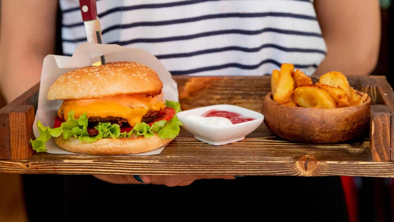 Americanii nu mai vor să plătească prețuri mari pentru fast-food / Checkers & Rally’s mizează pe un meniu complet de 4 dolari