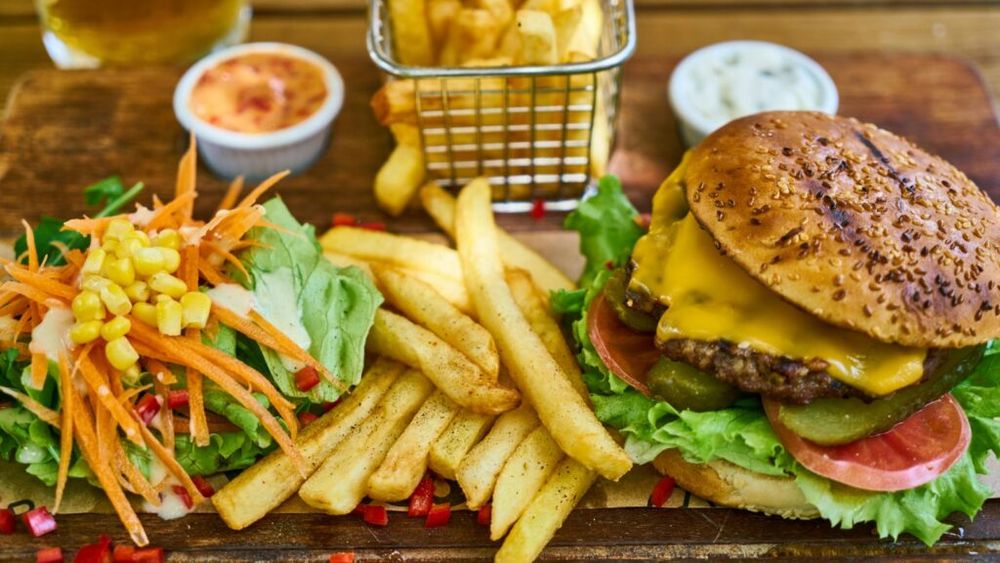 Dr. Dana Braic, Spitalul Județean Miercurea-Ciuc/ Alimentele procesate și fast-food-ul duc la creştere alarmantă a cazurilor de cancer colorectal, concomitent cu scăderea vârstei pacienţilor diagnosticaţi