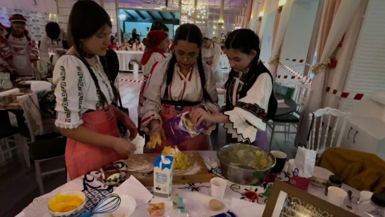 VIDEO | Micii bucătari, în marea competiție a cozonacilor / Concursul culinar pentru copii organizat în Maramureș a pus la încercare abilitățile micuților de a prepara vestiții cozonaci după rețeta bunicii