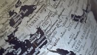 Portul care a dat numele cafelei „mocha”, atacat aproape zilnic. Rebelii Houthi amenință una dintre cele mai importante rute petroliere din lume
