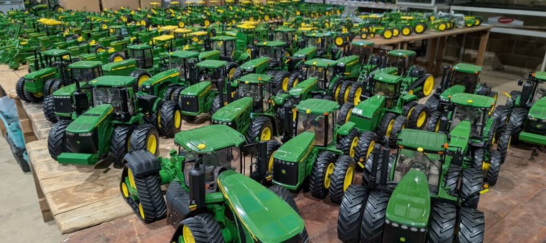 O colecție de peste 500 de modele John Deere, vândută la licitație pentru 24.000 de lire sterline/ Un singur tractor a ajuns la 670 de lire
