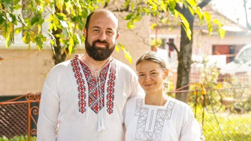 VIDEO | De la biroul unei multinaționale la grădina bunicilor / Oana Groza a renunțat la munca „de birou” din Cluj și cultivă legume în Maramureș / Surplusul îl procesează, păstrând gustul și farmecul rețetelor vechi