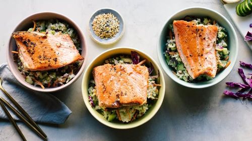 Idei de cină | Bol cu orez și somon, o masă ușoară și delicioasă