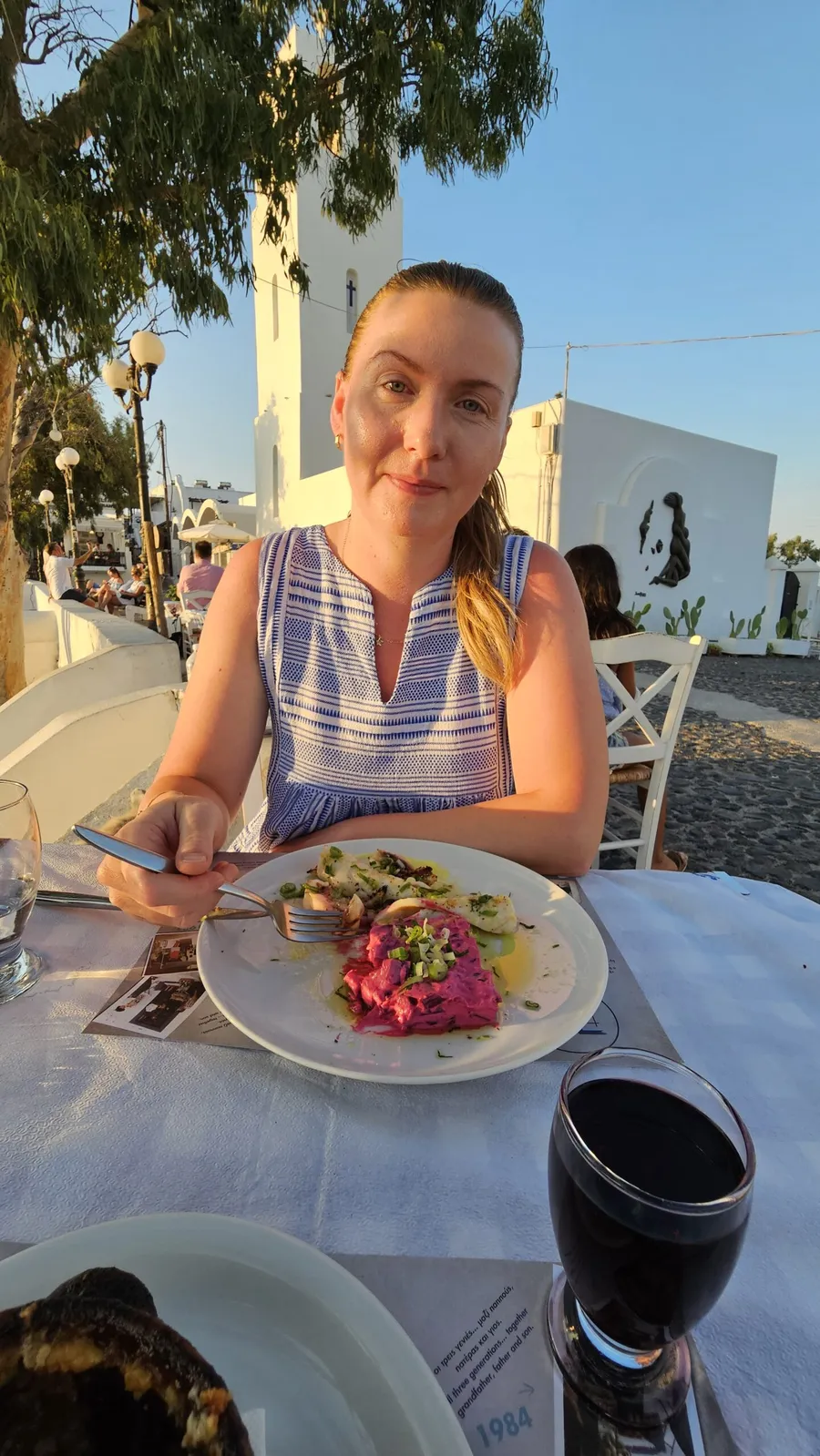 Cristina Mehedințeanu bucurându-se de o experiență culinară în timpul unei călătorii