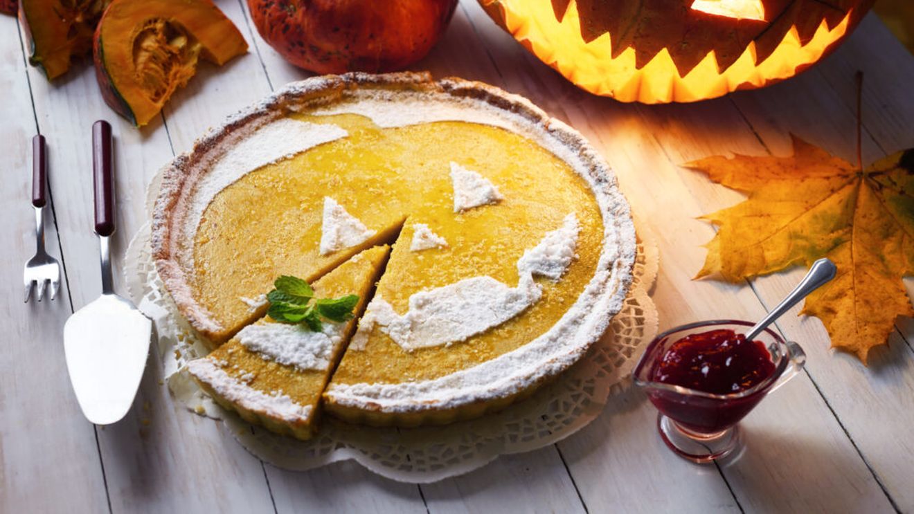 Tartă cu dovleac de Halloween / Cum o prepari acasă și ce găsesc clienții în magazinele Carrefour în această perioadă: de la dovleci românești la dulciuri tematice
