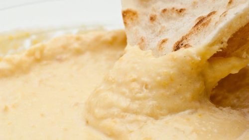 Cât poți păstra hummusul în frigider / Cum să-l depozitezi corect și cum să recunoști primele semne de alterare / Separarea uleiului este normală