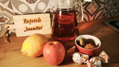 Chiar dacă ceaiurile reci din comerț ni se par naturale, e mult mai sănătos să le preparăm în casă/ Oricine o poate face obținând o băutură răcoritoare delicioasă