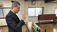 „Nu este o țuică japoneză”. Dragoș Marinescu, expert în sake, explică de ce băutura din orez seamănă mai mult cu vinul