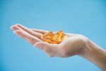 Când este cel mai bine să iei vitamina D. Medicii explică ce influențează absorbția și eficiența suplimentului / Vitamina D trebuie luată împreună cu alimente care conțin grăsimi