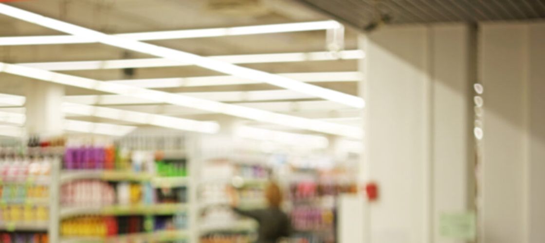 Șefa unui supermarket din Italia, concediată după 27 de ani pentru 340 de produse expirate. Ce a decis instanța