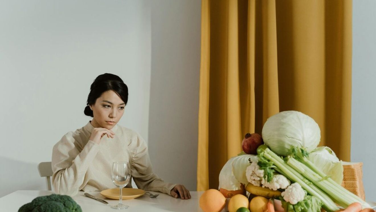 Ești la menopauză și vrei să-ți păstrezi silueta? /O nutritionistă a întocmit un plan de dietă, în 5 pași, pentru combaterea creșterii în greutate și îmbunătățirea sănătății