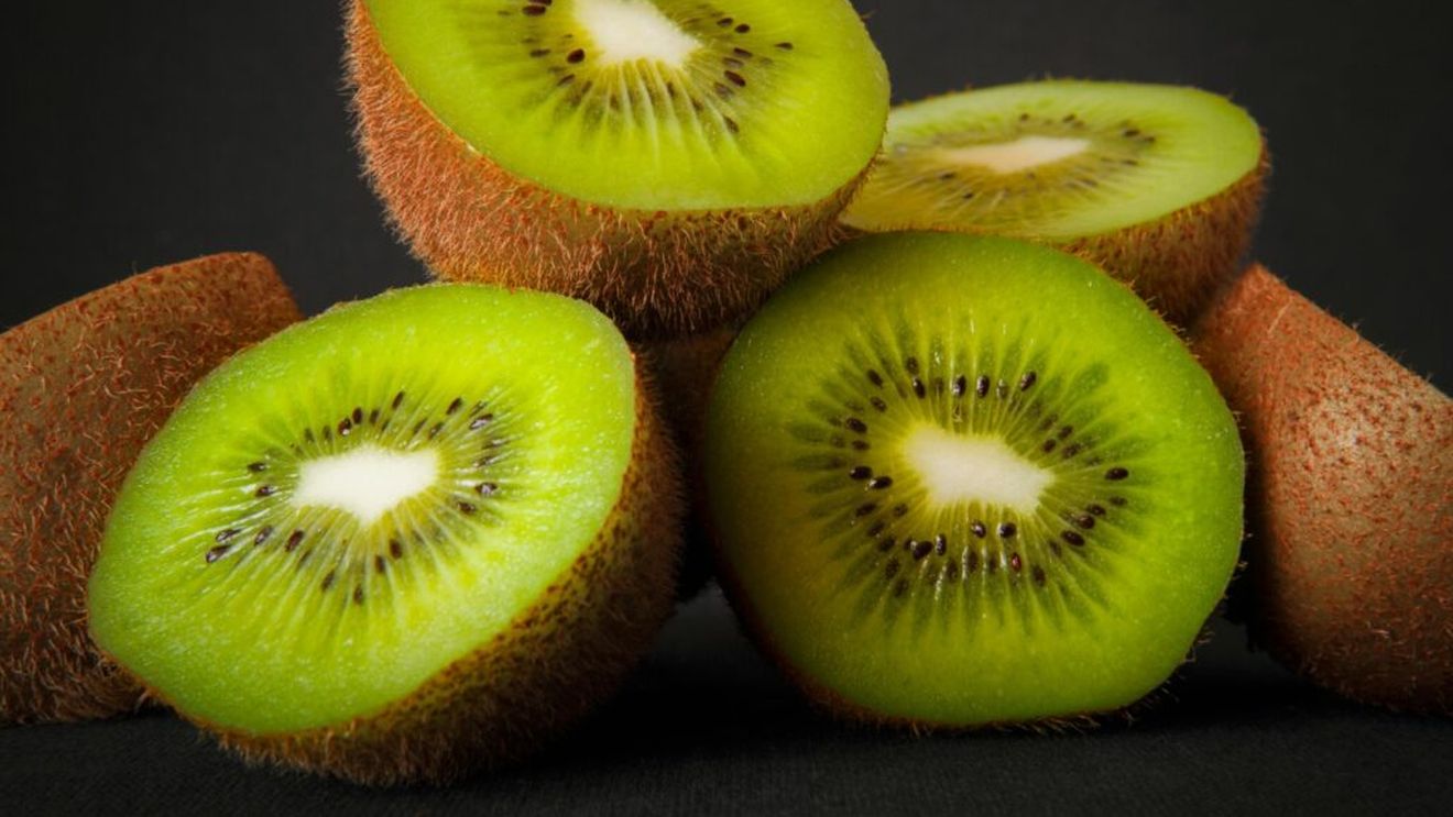 Kiwi: De la istorie și beneficii la folosirea în gastronomie / O enzimă din kiwi frăgezește carnea, dar împiedică solidificarea gelatinei