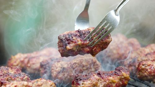 VIDEO | Cum au ajuns micii un simbol al gastronomiei românești / Anita Sterea (istoric): „Micul e un experiment social. La coada din Obor stau și cei care au grijă de tarabe, dar și corporatiștii sau turiștii străini” / Reacția unui inspector Michelin când a gustat acest preparat