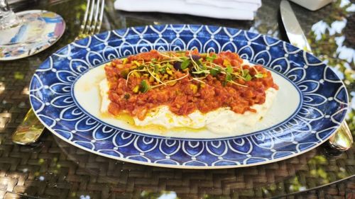 Rețetele Juanitei | Salată Burratina - ușor de făcut cu roșii și brânză burrata/ Gusturi clasice mediteraneene, în 5 minute, în farfuria pentru cină