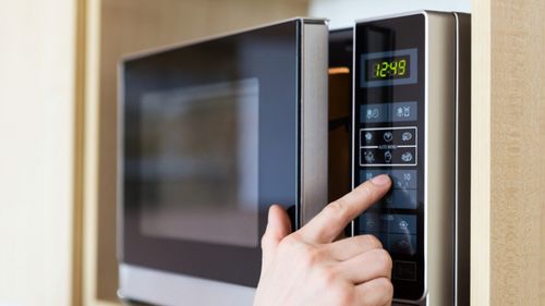 Alimentele încălzite la microunde pot cauza cancer? Ce arată datele științifice