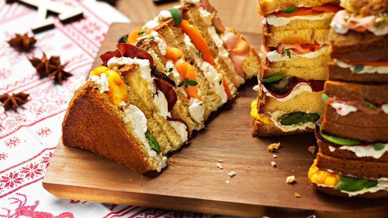 Vedeta de pe masa de Crăciun a italienilor. Panettone gastronomico, un preparat scenografic, mai puțin dulce, tăiat în straturi și umplut cu creme și alte alimente gourmet, 100% personalizabil