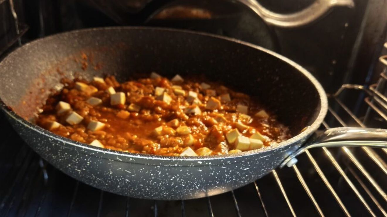 Saganaki de legume, cu vinete și ardei copți. Reinterpretarea unui îndrăgit preparat grecesc, care include și o variantă de post