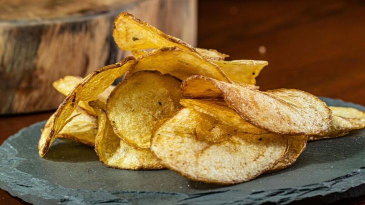 VIDEO ABC în bucătărie | Cum faci acasă cartofi chips crocanti și aromați. Secretul unui bucătar cu stele Michelin explicat pas cu pas