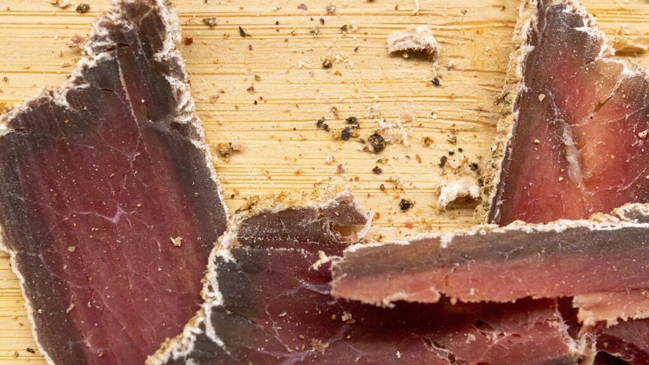 Cum se prepară carnea de vită uscată și cât de sănătoasă este/Pe cât de multe beneficii poate aduce pentru sănătate, pe atât poate dăuna unor persoane