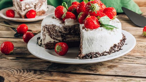 5 rețete de tort de înghețată pe care le poți pregăti rapid pentru petrecerile de vară / Pot fi adaptate ușor în funcție de preferințe și de ingredientele disponibile