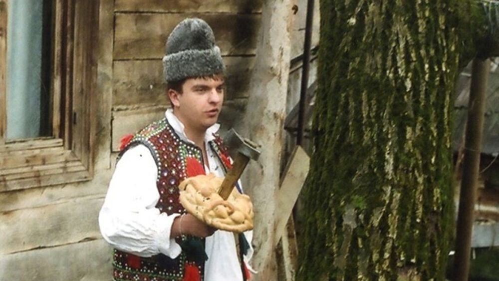 Amenințarea pomilor neroditori, un vechi ritual agrar care transforma frica în promisiune de roadă / Entolog: Pomul era înconjurat de trei ori, era lovit cu muchia securii, urmat de formula scurtă și clară: „Faci, poame! Că, dacă nu, te tai”