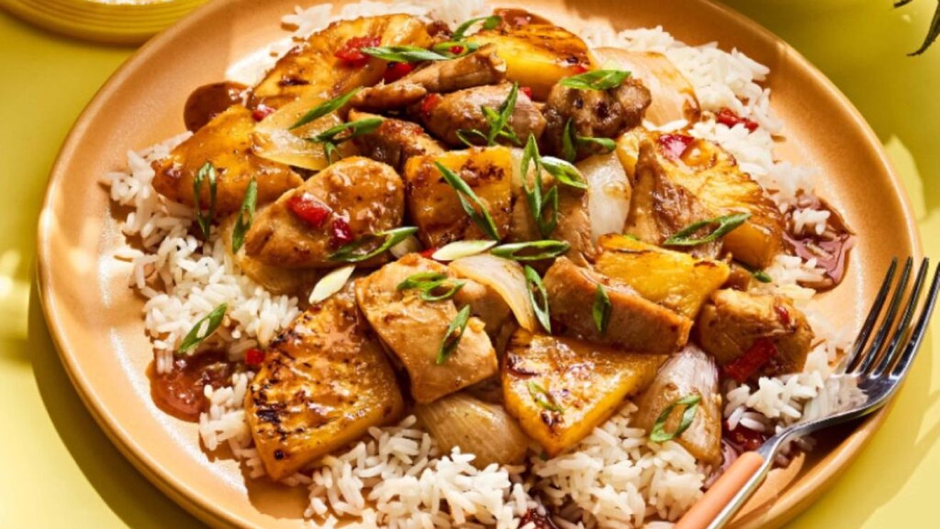 Pui teriyaki cu ananas, servit cu orez simplu. O rețetă din bucătăria japoneză, adaptată la gusturile occidentale