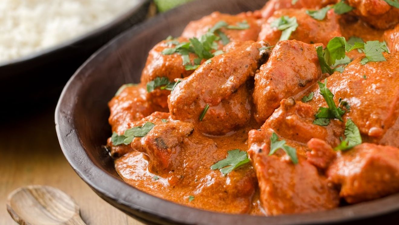 Pui în sos de curry și orez: Rețeta care se poate găti într-o singură oală și e gata în doar 30 de minute