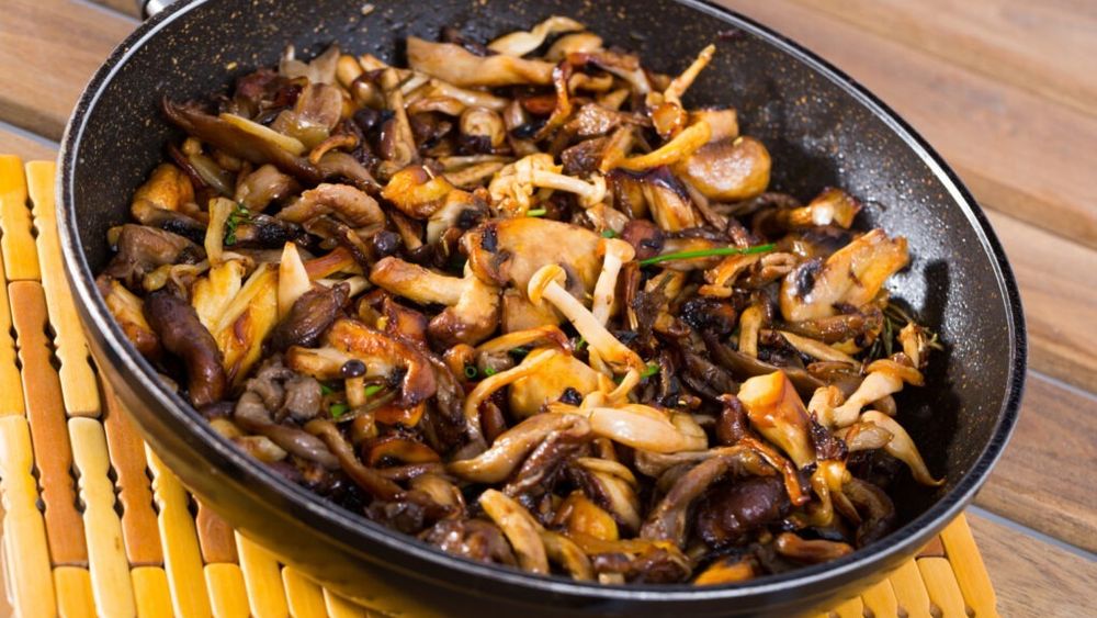 Trece-o pe „to do list” din această toamnă: Pleurotus cu capere, lămâie și mărar, o rețetă ușoară, perfectă ca garnitură sau fel principal