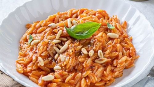 Mâncare de post cu paste foarte mici. Risoni cu vinete și sos de roșii, gata în 15 minute
