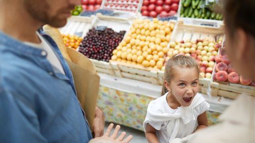 72% dintre părinți ajung să cumpere gustări nesănătoase la insistențele copiilor / Ce arată un nou studiu despre cumpărăturile în familie