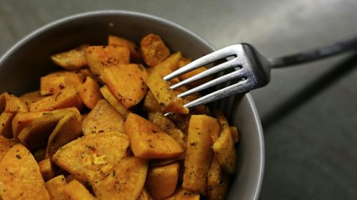 Rețeta generată de IA. I-am indicat ingrediente: cartofi dulci, roșii cherry, castraveți murați și hummus