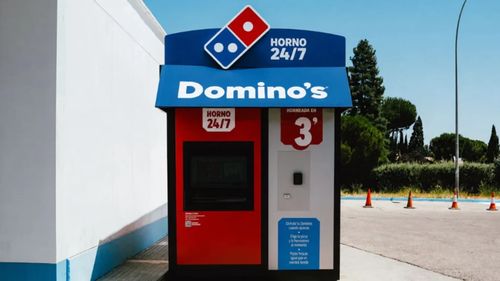 Pizza proaspăt coaptă în doar trei minute. Domino's Pizza testează un automat disponibil non-stop