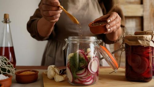 Alimentele fermentate, cheia către o sănătate digestivă mai bună? Medic: „Am auzit de fermentare, dar credeam că e vorba doar despre a turna oțet peste niște legume. Acum știu că aceea este murare, nu fermentare”