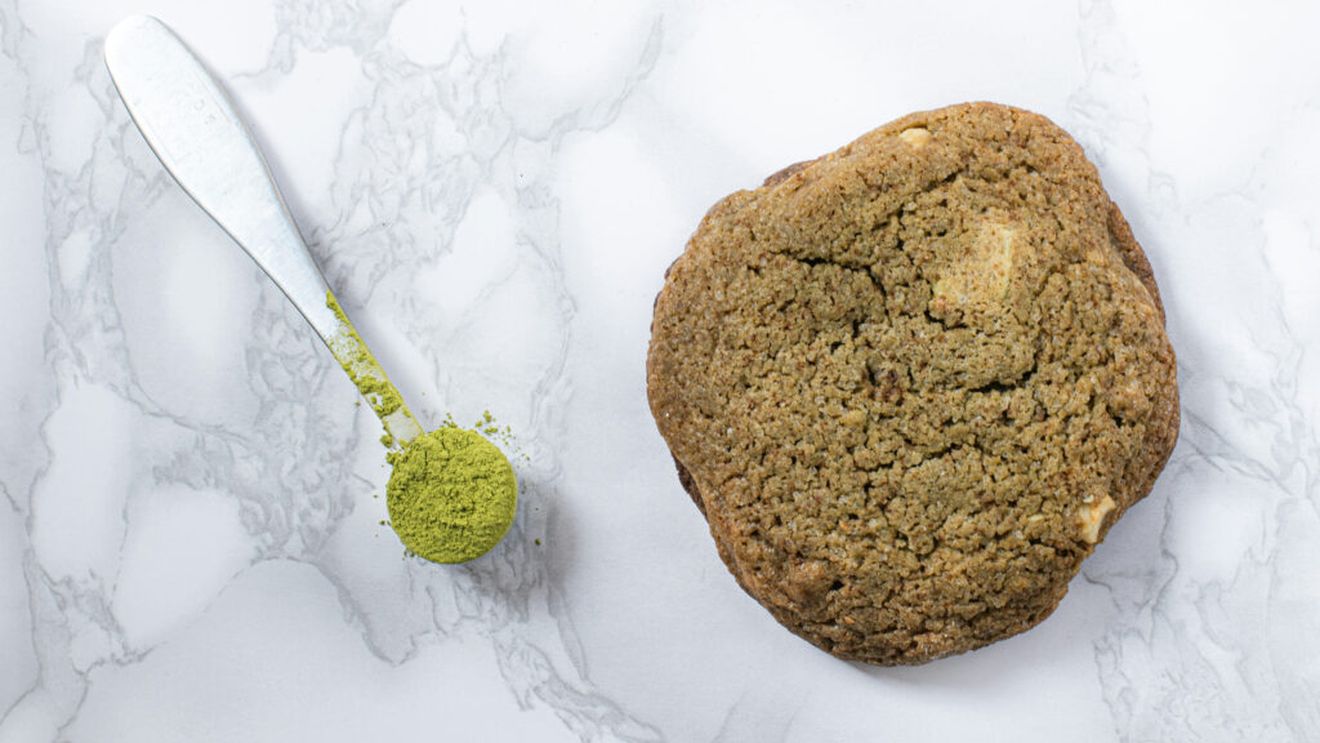 Biscuiți cu matcha și maia: Desertul inedit care combină dulceața ciocolatei albe cu aroma discretă de ceai verde