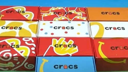 McDonald’s și Crocs au colaborat în realizarea unui Happy Meal irezistibil. 10 brelocuri în formă de Crocs și care includ tematică legată de preparatele celebrului lanț de burgeri. Produsul există deja în Singapore și va fi lansat pe piața americană
