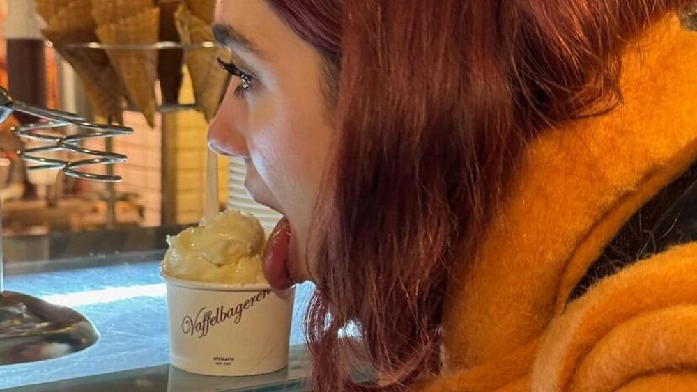 VIDEO „Sunt obsedată de mâncare” / Dua Lipa a împărtășit ingredientul ei preferat cu conținut ridicat de proteine pe care îl adaugă la salate