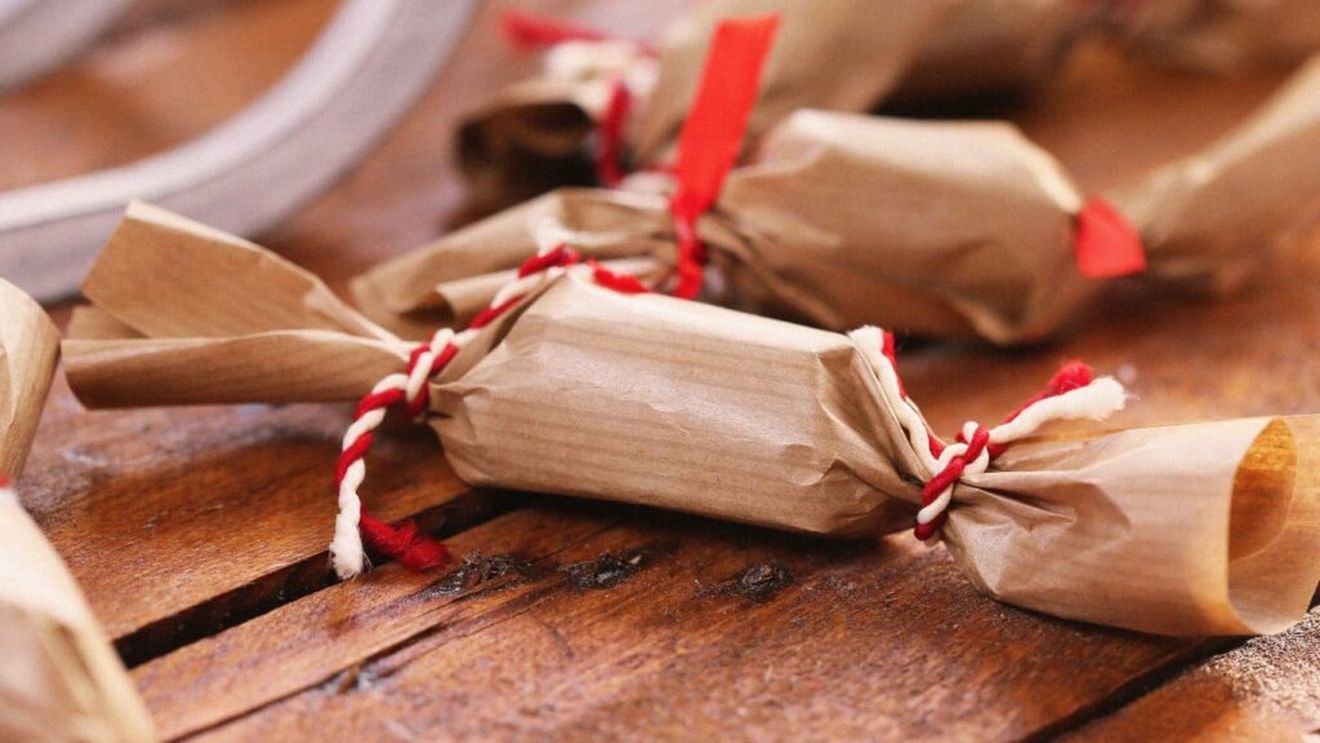 Istoria plină de romantism a bomboanelor de pom din Ungaria, numite „szaloncukor”: Legenda spune că un ucenic cofetar francez din secolul al XVIII-lea a creat primele bomboane ambalate individual pentru a impresiona o tânără / Azi, există variante fără zahăr, fără lactoză sau vegane