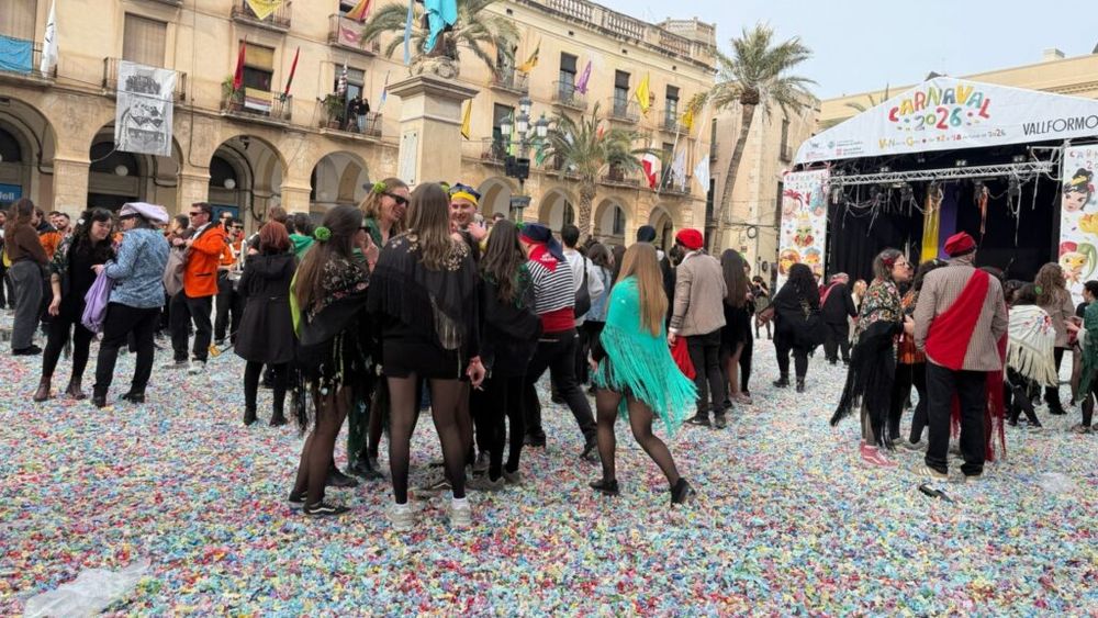 VIDEO | Orașul acoperit de bomboane și bezele/ Carnavalul vine în orașul meu din Spania, nu doar cu muzică și străzi pline de oameni, ci și cu un război al dulciurilor