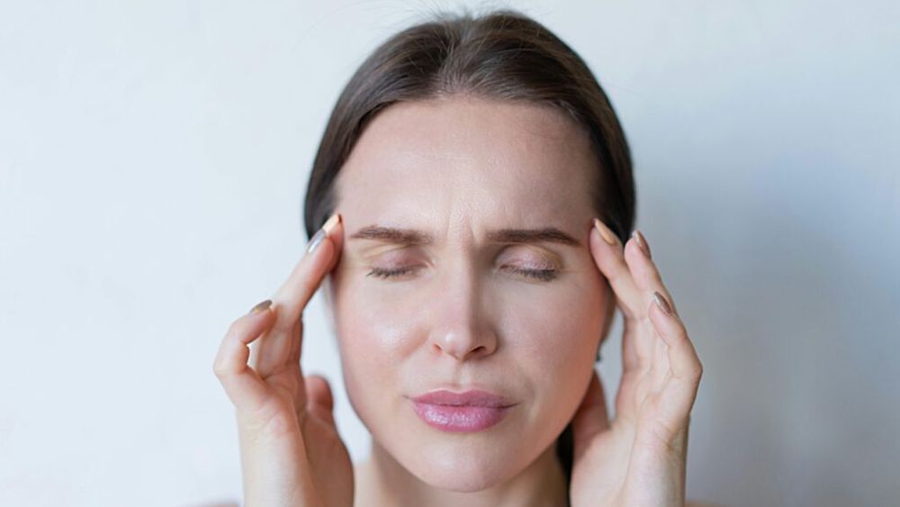 Adio migrene! Nutriționiștii au stabilit care sunt cele mai bune 7 alimente ce ajută la prevenirea și combaterea acestora/ Dacă mâncați nuci, ovăz, fructe de pădure, legume și somon, vă reduceți considerabil riscul de migrene