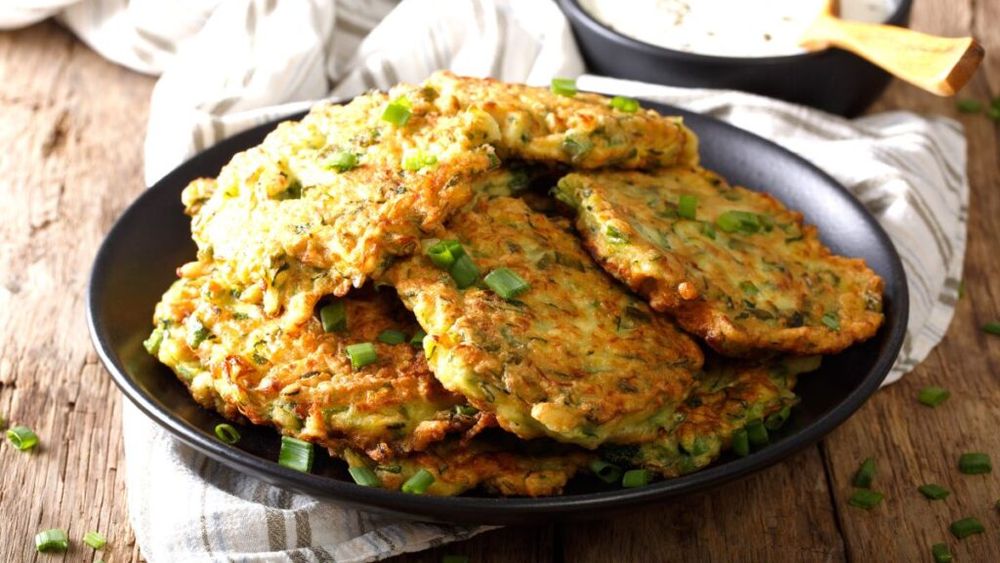 Din dovlecei și alte trei ingrediente ies niște chiftele care pot concura oricând cu cele din carne / Merg gătite în tigaie, în air fryer sau la cuptor / Pot fi servite simplu, cu salată sau chiar în sos de roșii