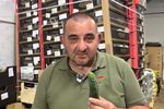 Cum alegi castraveții buni de pe tarabă și de ce se înmoaie la murat. Lucian Dragomir, legumicultor și promotor al producătorilor locali: „Când sunt drepți, înseamnă că au crescut corect”