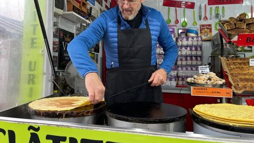 Preparate mai mult sau mai puțin tradiționale, dar toate apetisante, la Târgul de Crăciun din Baia Mare/Langoș inspirat de celebra ciocolată Dubai, clătite sau cozonaci făcuți sub ochii clienților, pită cu untură sau șorici sunt doar câteva dintre „ispite” VIDEO